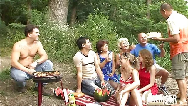High definition :  Sulten blond teenager rider på en tyk pik derhjemme Porno film 