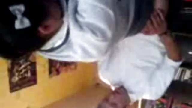 High definition :  Babe med barberet fisse gør det forsigtigt med mand, der sutter ham af Porno film 