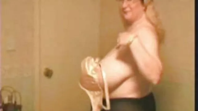 High definition :  Hvem ville sige, at denne sorthårede person i virkeligheden er en liderlig tranny? Porno film 