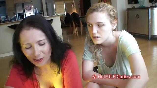 High definition :  Fejlfri Latina med gyldne kædeslag og rider pik på kamera Porno film 