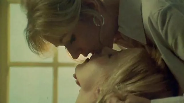 High definition :  Stærkt sminket asiatisk babe har behåret fisse pløjet på en seng Porno film 