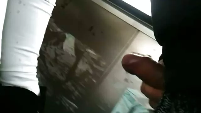 High definition :  Dejlig Mulat, der vækkes under petting og tager sort pik i munden Porno film 