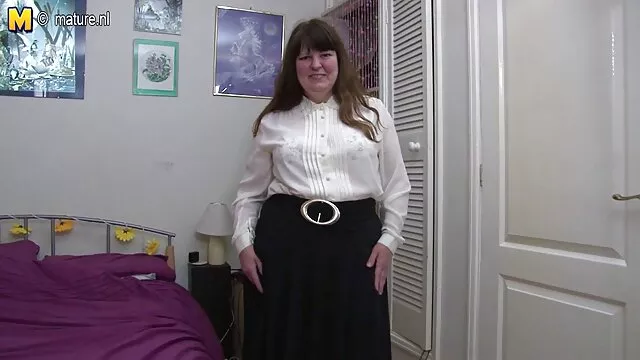High definition :  Krøllet teenager tager en stor pik sidelæns og doggystyle Porno film 