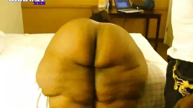 High definition :  To lystige kyllinger deler en pik for en trevejs fornøjelse Porno film 