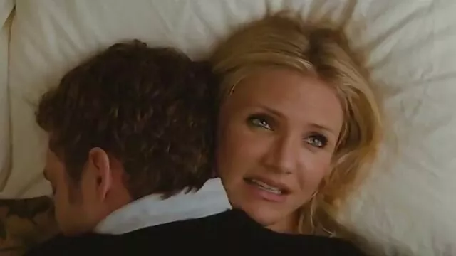 High definition :  Brunette får sine stramme huller efterset og tilbudt med en stang Porno film 