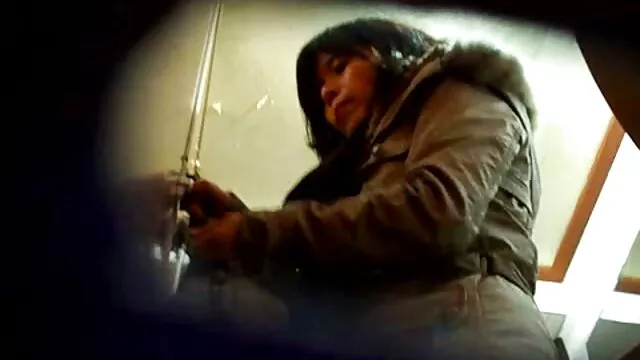 High definition :  Dejlig amatør chick går ned for at give et blowjob på gaden Porno film 