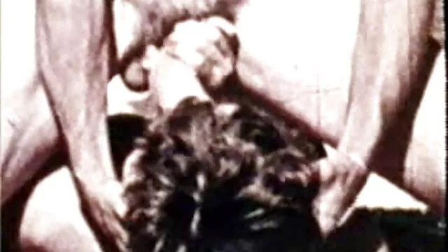 High definition :  Mørkhåret cooze elsker at lege med sin elskers pik Porno film 