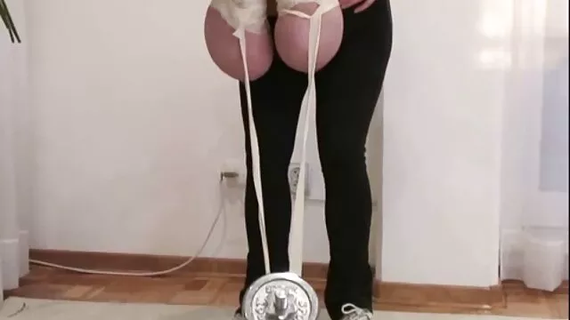 High definition :  Bleghudet skat spreder sine ben og lader den store sorte dong ind Porno film 