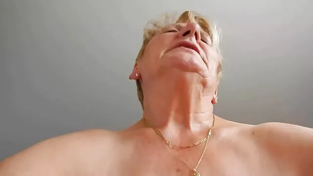 High definition :  Den kurvede Latina-porno-gudinde Luna Star elsker oralsex så meget Porno film 