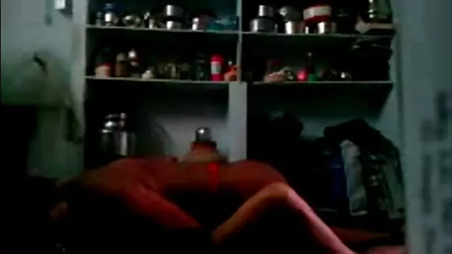 High definition :  To nitter og tre store tøser parrer sig i baghaven Porno film 
