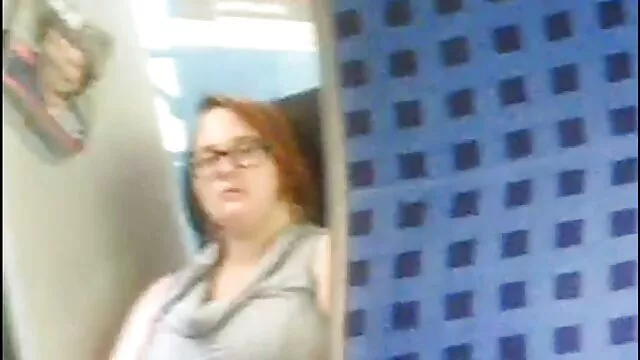 High definition :  Smuk buttet rødhåret står over for en tyk pik Porno film 