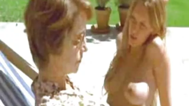 High definition :  Attraktiv Ebony pige forkæler hvid pik med mund før sex Porno film 
