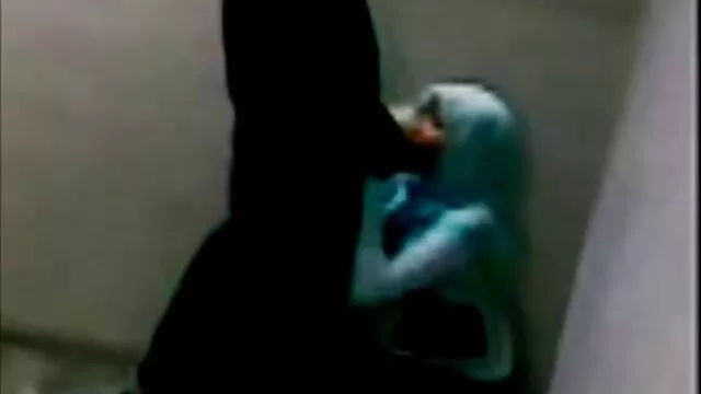 High definition :  Ung spansk husmor involverer sælger i sex på sofaen Porno film 
