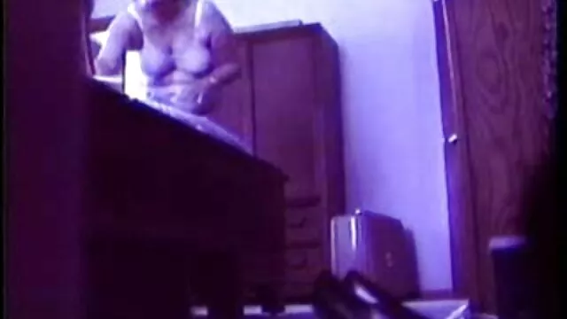 High definition :  Mand tilfredsstiller trangen til fodfetich takket være kæresten Porno film 