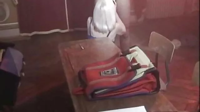 High definition :  Dybde boringer under tilbageholdelse for en dukket skolepige Porno film 