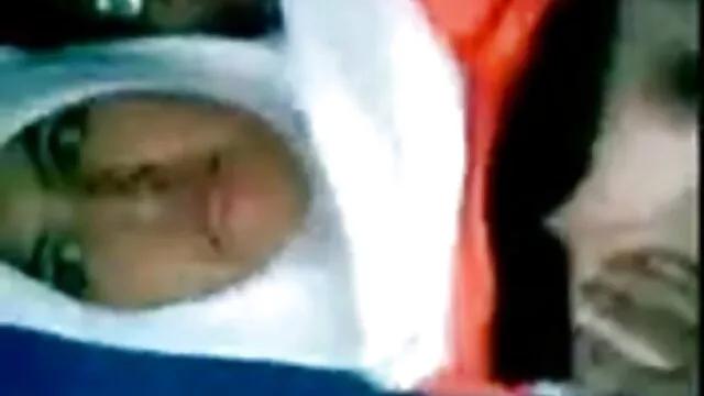 High definition :  Babyloner og bytte af bleg kylling i rød badedragt frister manden Porno film 